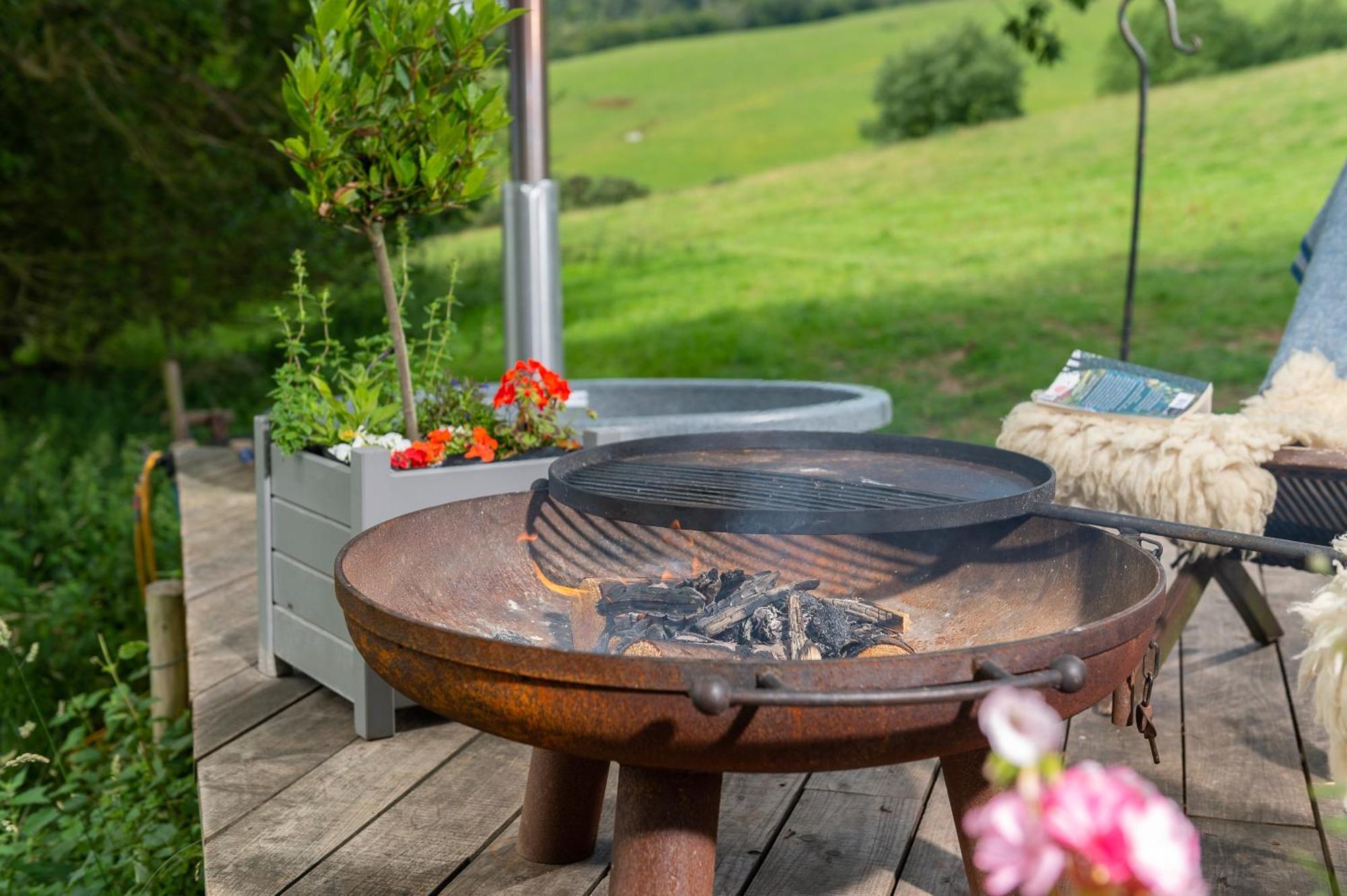 Tilbury Shepherd Huts With Hot Tubs Plus Holiday Cottages West Bagborough Екстериор снимка